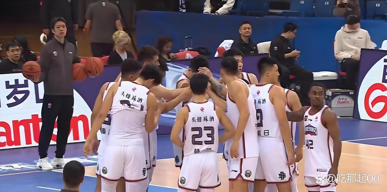 开云体育娱乐-篮球比赛看点十足，球迷热情高涨