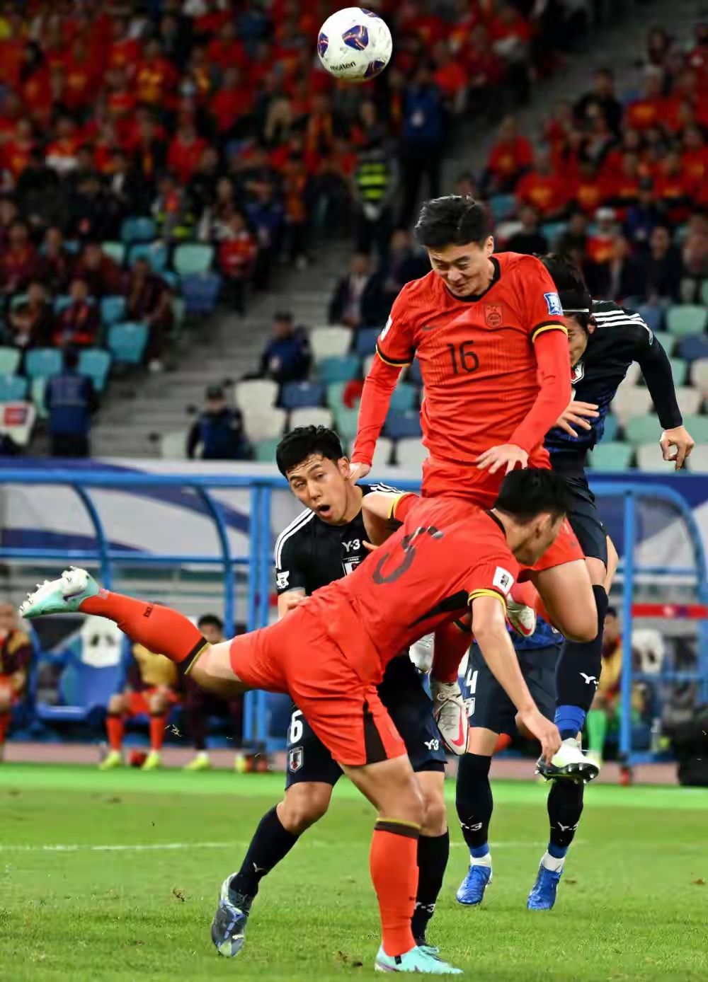 包含中国足球赛场激战连连，球队斗志昂扬的词条